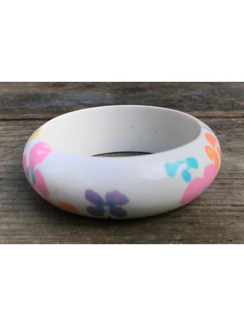 Vtg 1980s Chunky Domed White Lucite Bangle Bracelet Multicolored Pastel Flowers